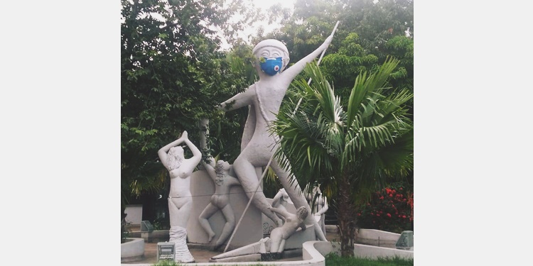Estátua usando máscara mostra importância do equipamento como proteção ao novo vírus